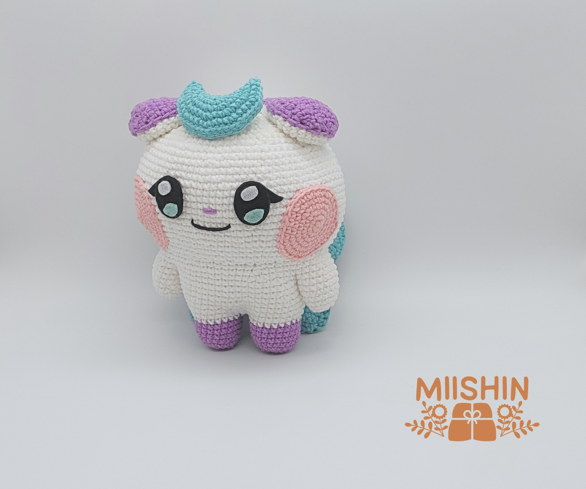 Handmade Jjongyo crochet plushie doll in white and purple yarn, handcrafted K-Pop amigurumi collectibles by Miishin. Right View.