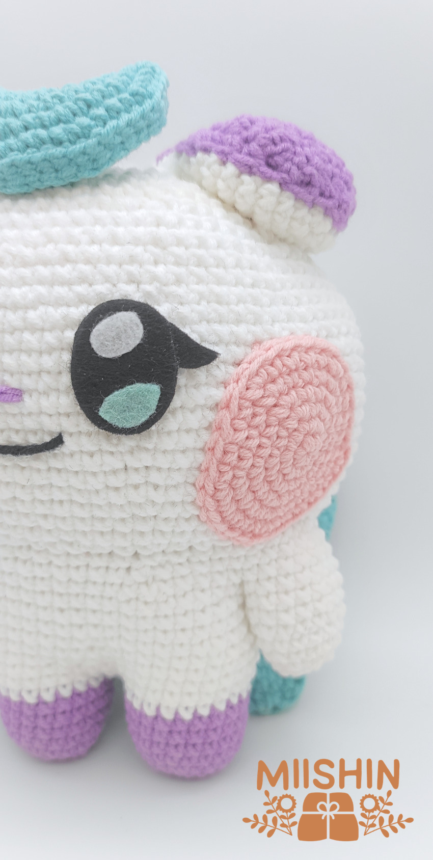 Handmade Jjongyo crochet plushie doll in white and purple yarn, handcrafted K-Pop amigurumi collectibles by Miishin. Face Details.