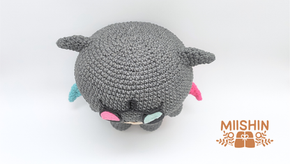 Vista aérea del amigurumi Kkamyo mostrando ambas orejas.