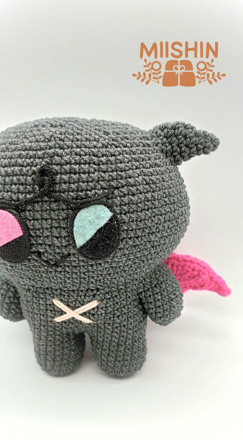 Vista ampliada del amigurumi Kkamyo mostrando los detalles en fieltro y bordados del peluche.
