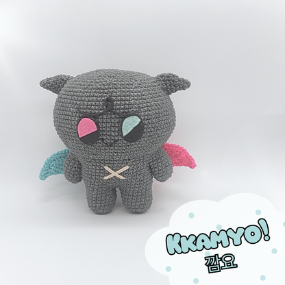 Peluche amigurumi Kkamyo tejido a mano en color gris, negro, azul y rosa, personaje de ganchillo para fans de Ateez (Atiny) por Miishin Shop.