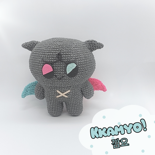 Peluche amigurumi Kkamyo tejido a mano en color gris, negro, azul y rosa, personaje de ganchillo para fans de Ateez (Atiny) por Miishin Shop.