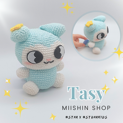 Peluche amigurumi de Tasy tejido a mano en color azul pastel y blanco, personaje de ganchillo para fans de Stray Kids (STAY) por Miishin Shop.