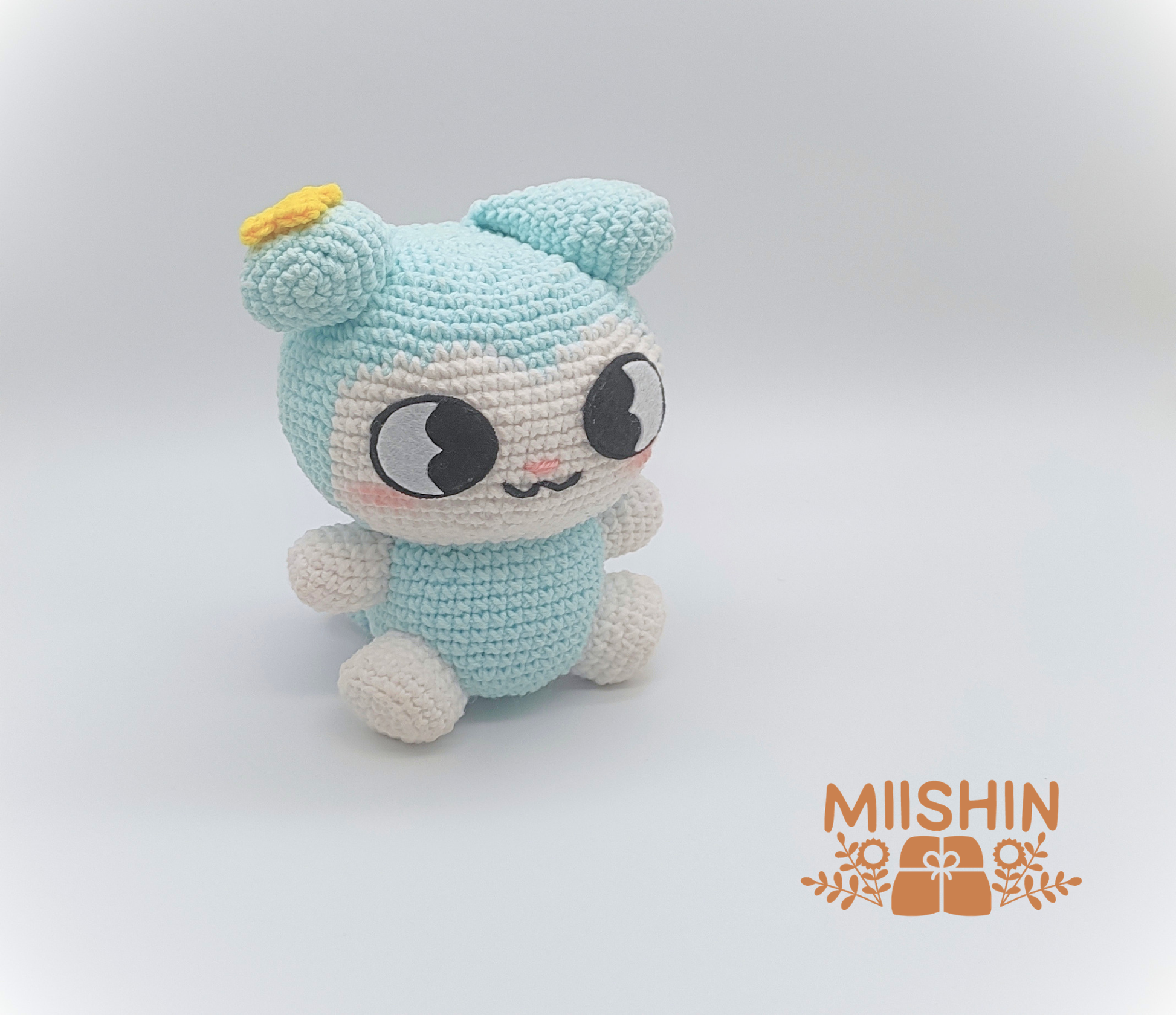 Peluche amigurumi de Tasy tejido a mano en color azul pastel y blanco, personaje de ganchillo para fans de Stray Kids (STAY) por Miishin Shop.