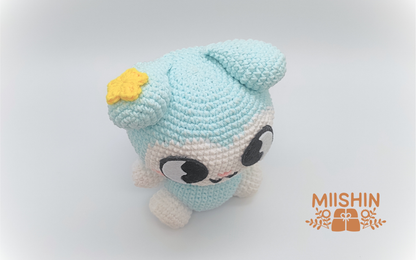 Vista aérea del amigurumi Tasy mostrando ambas orejas y una estrella