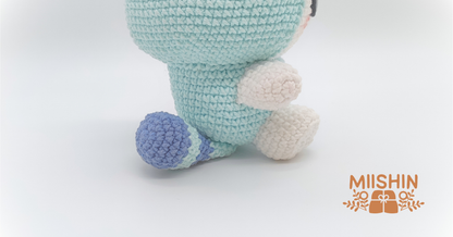 Vista ampliada del amigurumi Tasy mostrando el peluche sentado y descansando sobre su cola.