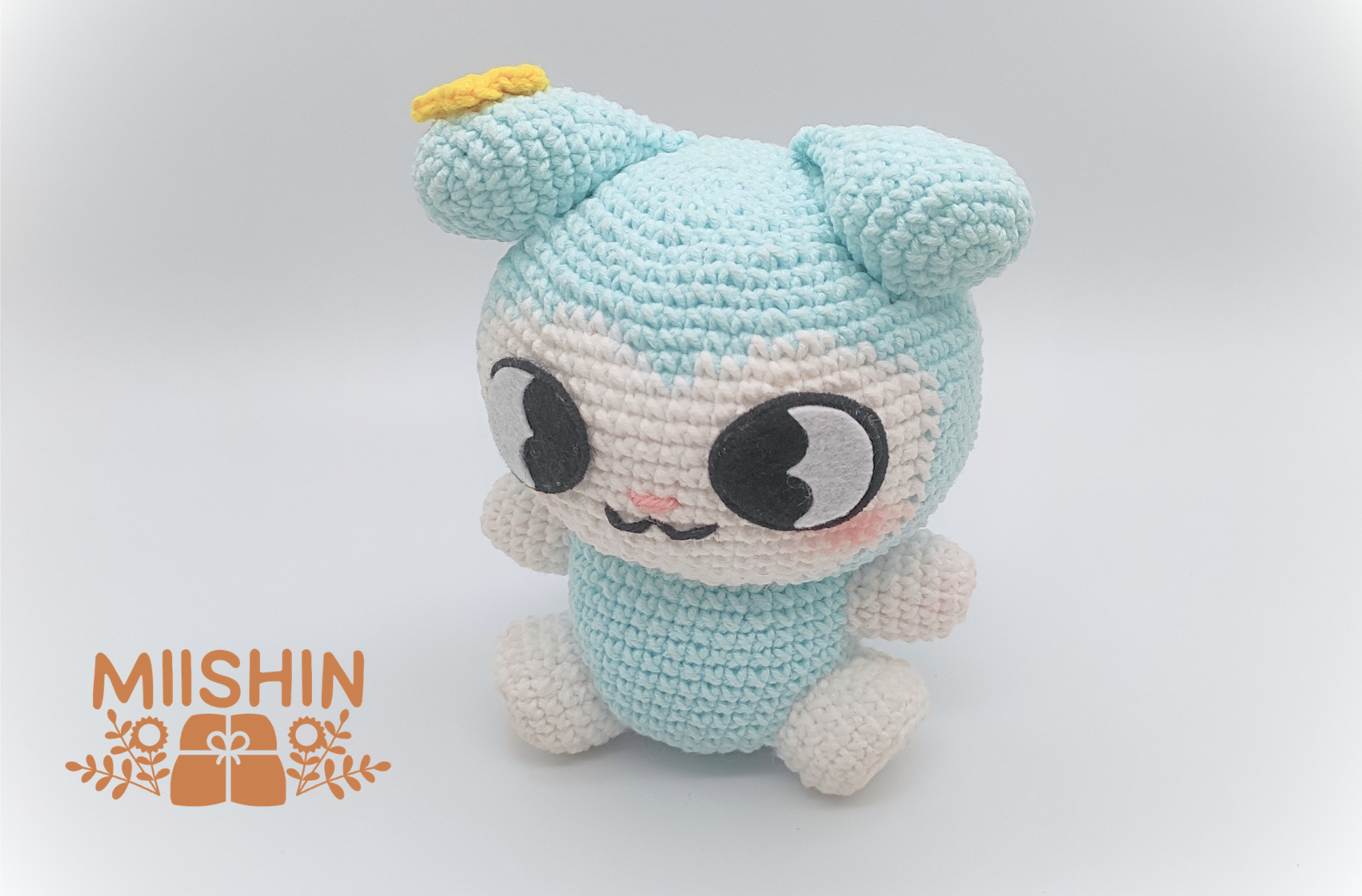 Vista frontal del amigurumi Tasy mostrando los detalles del lateral derecho.