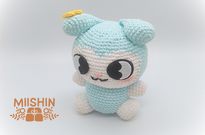 Vista frontal del amigurumi Tasy mostrando los detalles del lateral derecho.