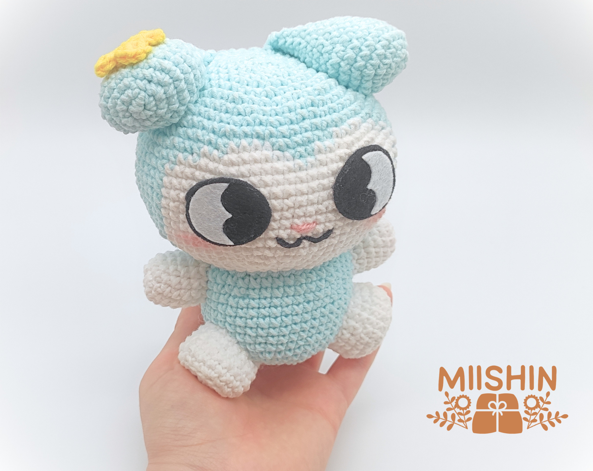 Se muestra al amigurumi Tasy sujetado en una mano y se aprecia el tamaño del peluche.
