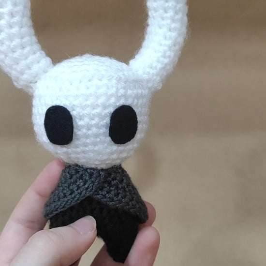 Hollow Knight- Amigurumi Crochet, 2 tamaños, convertible a llavero