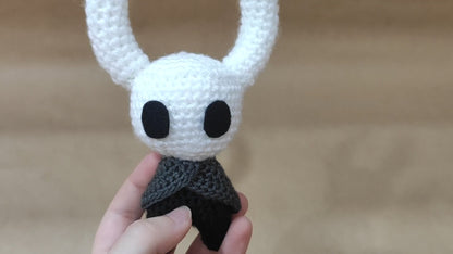 Hollow Knight- Amigurumi Crochet, 2 tamaños, convertible a llavero