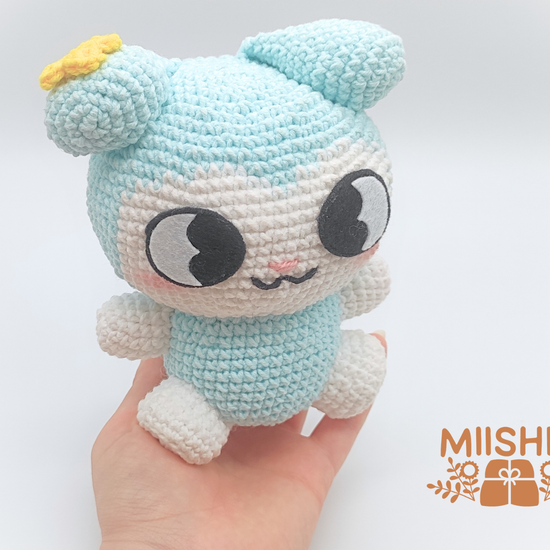 Peluche amigurumi de Tasy tejido a mano en color azul pastel y blanco, personaje de ganchillo para fans de Stray Kids (STAY) por Miishin Shop.