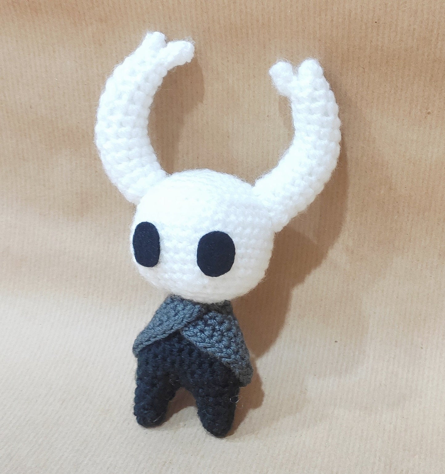 Hollow Knight- Amigurumi Crochet, 2 tamaños, convertible a llavero