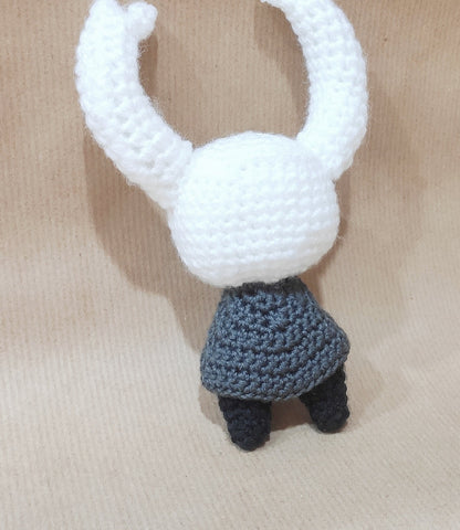 Hollow Knight- Amigurumi Crochet, 2 tamaños, convertible a llavero